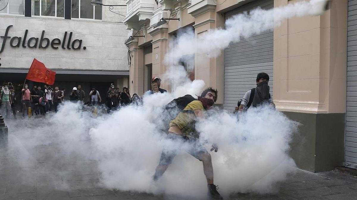Manifestantes lanzan botes de gas lacrimógeno a las fuerzas de seguridad durante una protesta en Lima el pasado 25 de diciembre contra el indulto concedido por el presidente de Perú, Pedro Pablo Kuczynski, al exmandatario Alberto Fujimori.