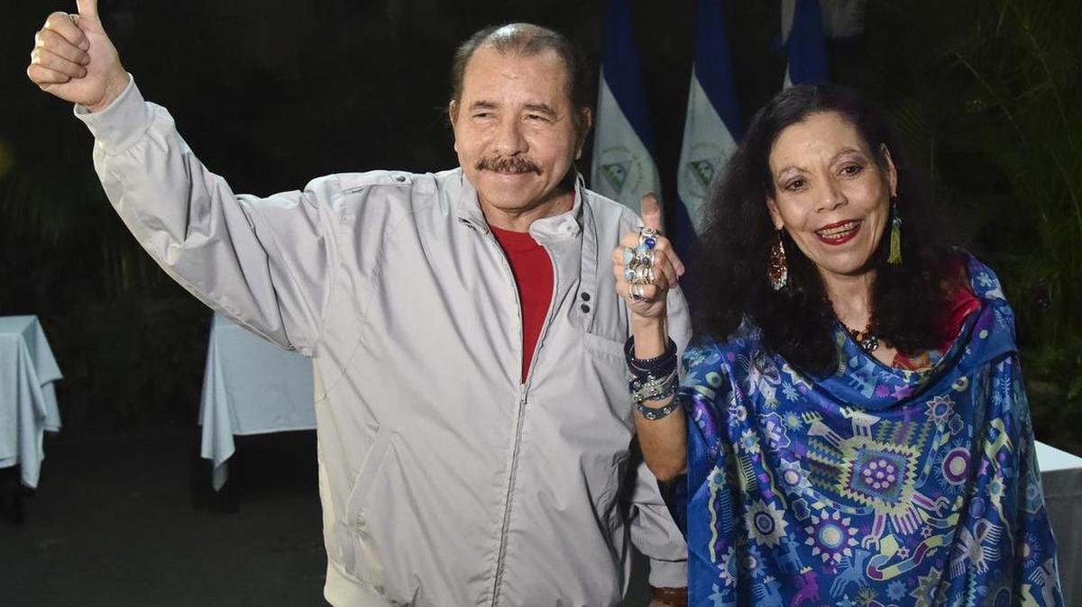 El presidente de Nicaragua, Daniel Ortega, y su esposa, Rosario Murillo, saludan después de votar en Managua, en las elecciones de noviembre del 2016. Ortega ganó el sufragio.