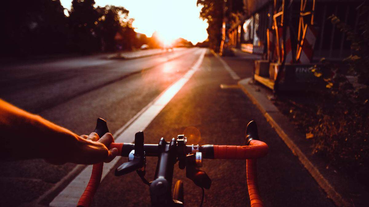 Las personas que usan las calles para correr o montar bicicleta se arriesgan a que sean arrollados por conductores distraídos. 