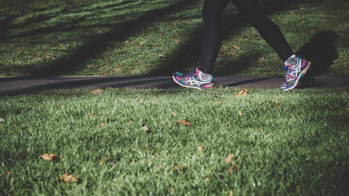 Una de las maneras en las que puedes ayudarte en esos días en los que no quieres salir de la cama, es justamente yendo a caminar un rato. Cuando nuestro cuerpo se ejercita libera serotonina, la cual nos ayuda a mejorar cuando nuestro ánimo está decaído.