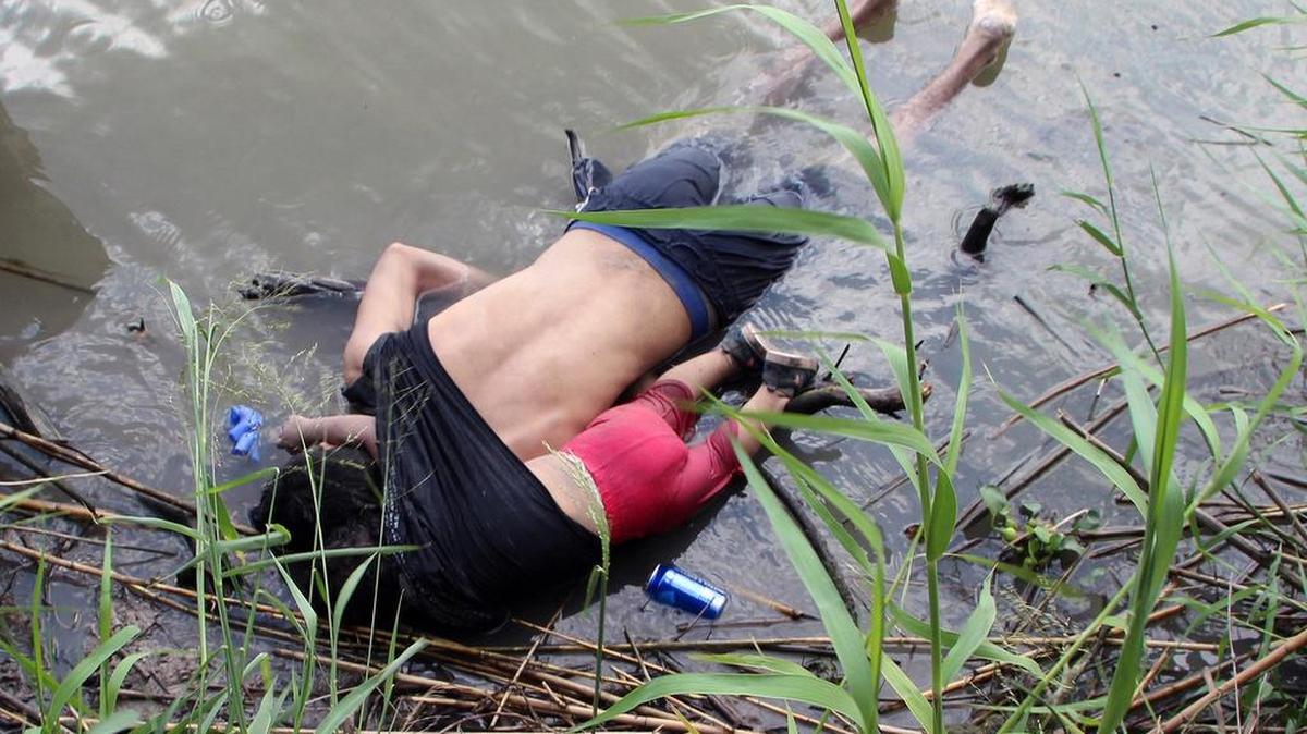 Óscar Martínez y su hija Valeria, de casi 2 años fallecieron al intentar cruzar el río Grande para llegar a Estados Unidos. La foto de sus cuerpos en la orilla del río cerca de Matamoros, México, causó indignación mundial y mostró los peligros que enfrentan los inmigrantes que quieren llegar a EEUU.
