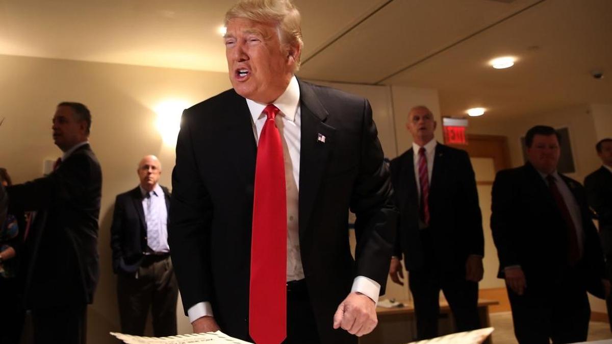 El candidato republicano Donald Trump vota en las primarias de Nueva York este martes. El magnate se ha quejado del sistema del Partido Republicano para elegir a sus candidatos.