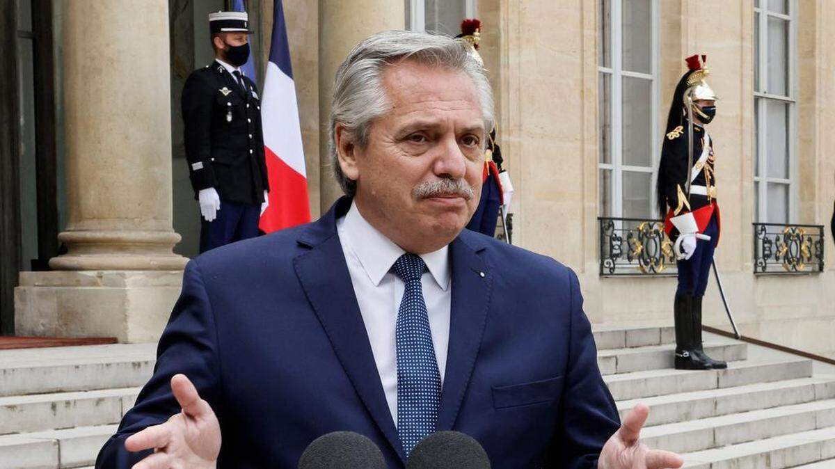 En esta foto de archivo tomada el 12 de mayo de 2021, el presidente de Argentina, Alberto Fernández, da una declaración junto con el presidente francés, Emmanuel Macron (fuera de marco), luego de su almuerzo en el Palacio del Elíseo, en París.