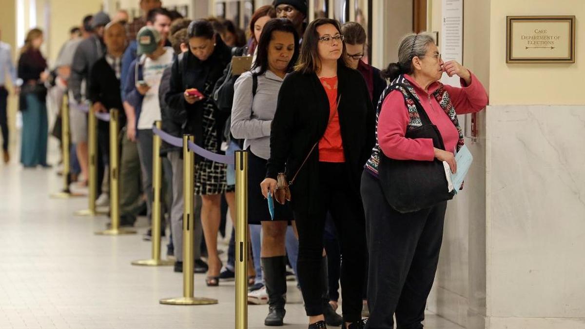 Votantes hacen fila en el Ayuntamiento de San Francisco para votar en las primarias de California, el 7 de junio.