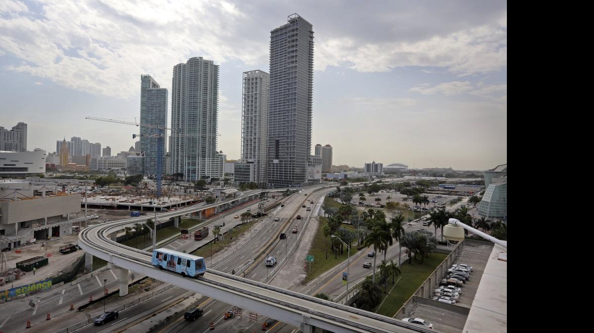 
El Metromover pasa sobre la carretera I-395, al oeste del viaducto MacArthur, en esta imagen de archivo.
