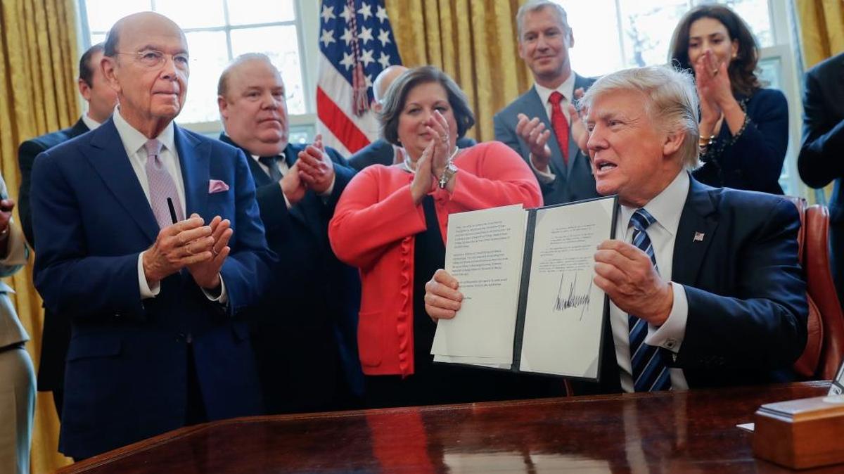 El presidente Donald Trump muestra un memorando sobre importaciones firmado en la Oficina Oval el 27 de abril. El mandatario afronta un largo proceso de investigación de presuntos vínculos de su campaña electoral con el gobierno ruso.