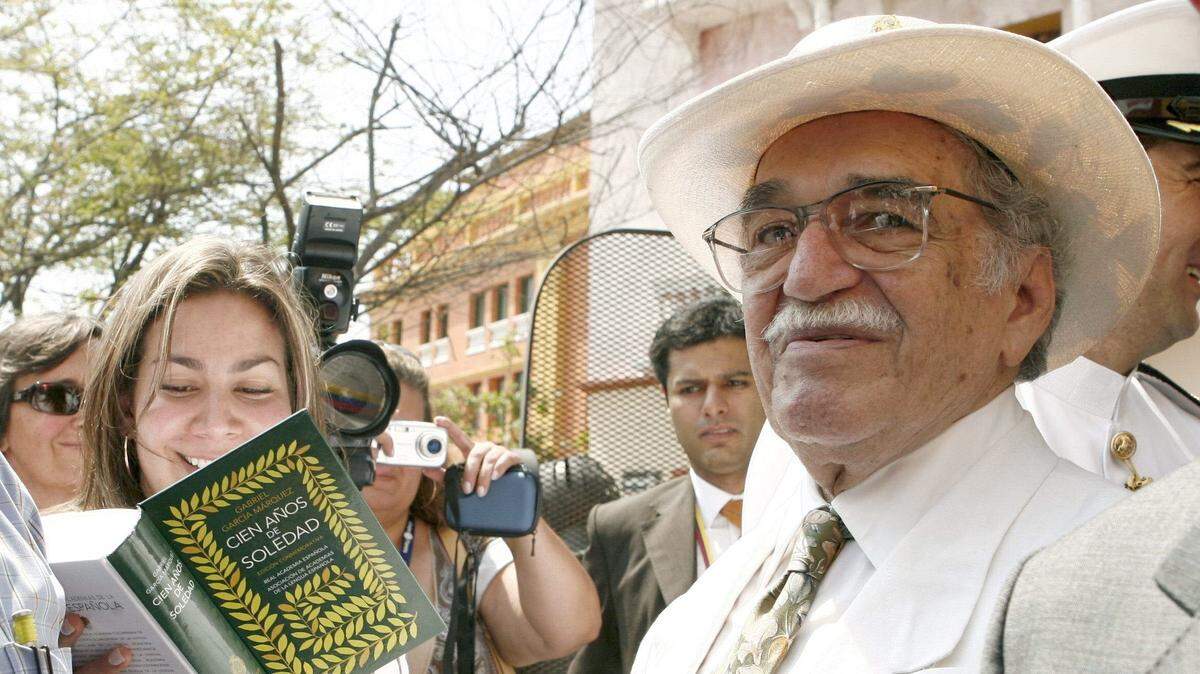 El Premio Nobel de Literatura, Gabriel García Márquez, firmando ejemplares de la edición especial de su obra “Cien años de soledad”, en Cartagena donde inauguró el IV Congreso Internacional de la Lengua, el 26 de marzo de 2007.