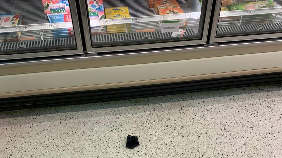 Hay gente que esta tirando los guantes de protección en el piso, incluso dentro de un supermercado Publix. Algo desconsiderado y desagradable.