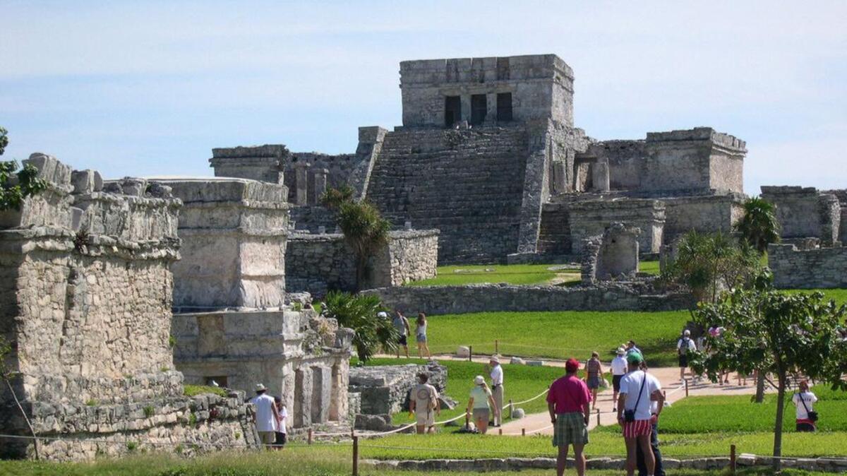 Turistas visitan la zona arqueológica de Tulum, en el estado mexicano de Quintana Roo.