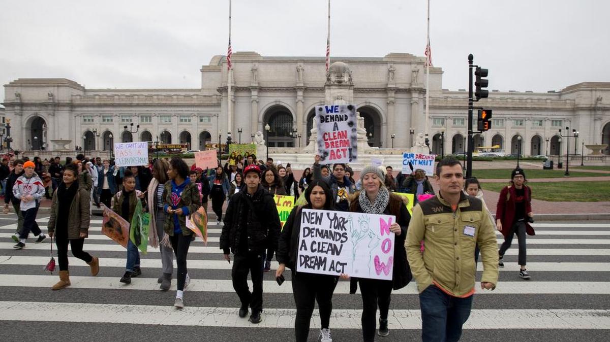 Jóvenes inmigrantes de todo el país y sus partidarios marchan en Washington exigiendo una protección migratoria, el 9 de noviembre del 2017.