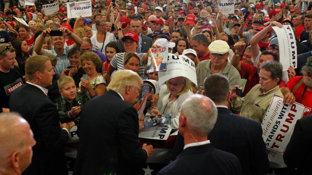 El candidato republicano Donald Trump firma autógrafos en un acto en el Centro de Convenciones Sharonville, en Cincinnati, el 6 de julio. Trump está haciendo campaña en Ohio antes de la convención del partido en Cleveland, la semana próxima.