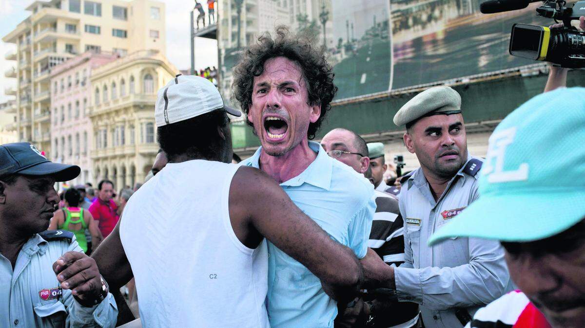 La policía arresta a manifestantes el 11 de mayo del 2019 que participaron el la marcha LGBTI no autorizada por el gobierno.