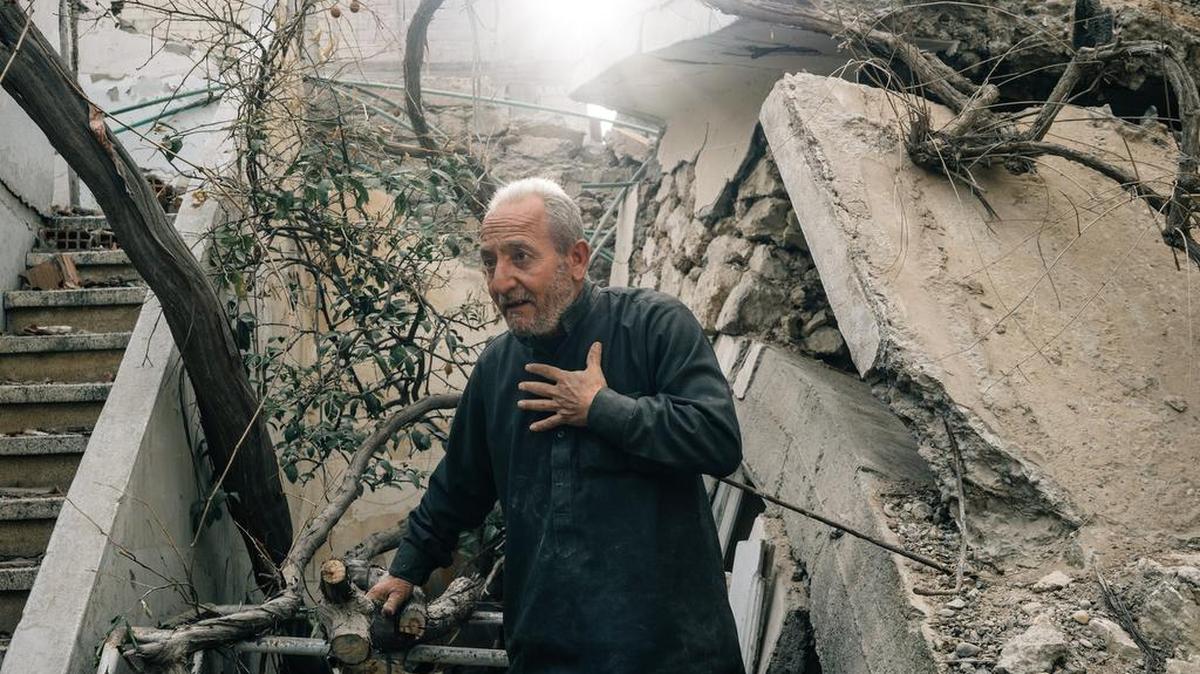Salim al-Hussein encontró destruida su casa en la ciudad siria de Raqqa tras una operación militar contra el Estado Islámico.