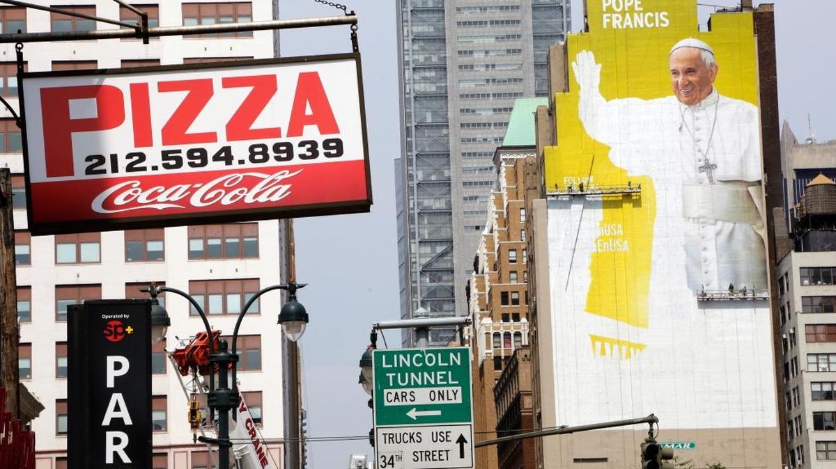 
Unos pintores terminan un retrato del Papa Francisco en el costado de un edificio del centro de Manhattan, antes de la visita del Pontífice a Nueva York.
