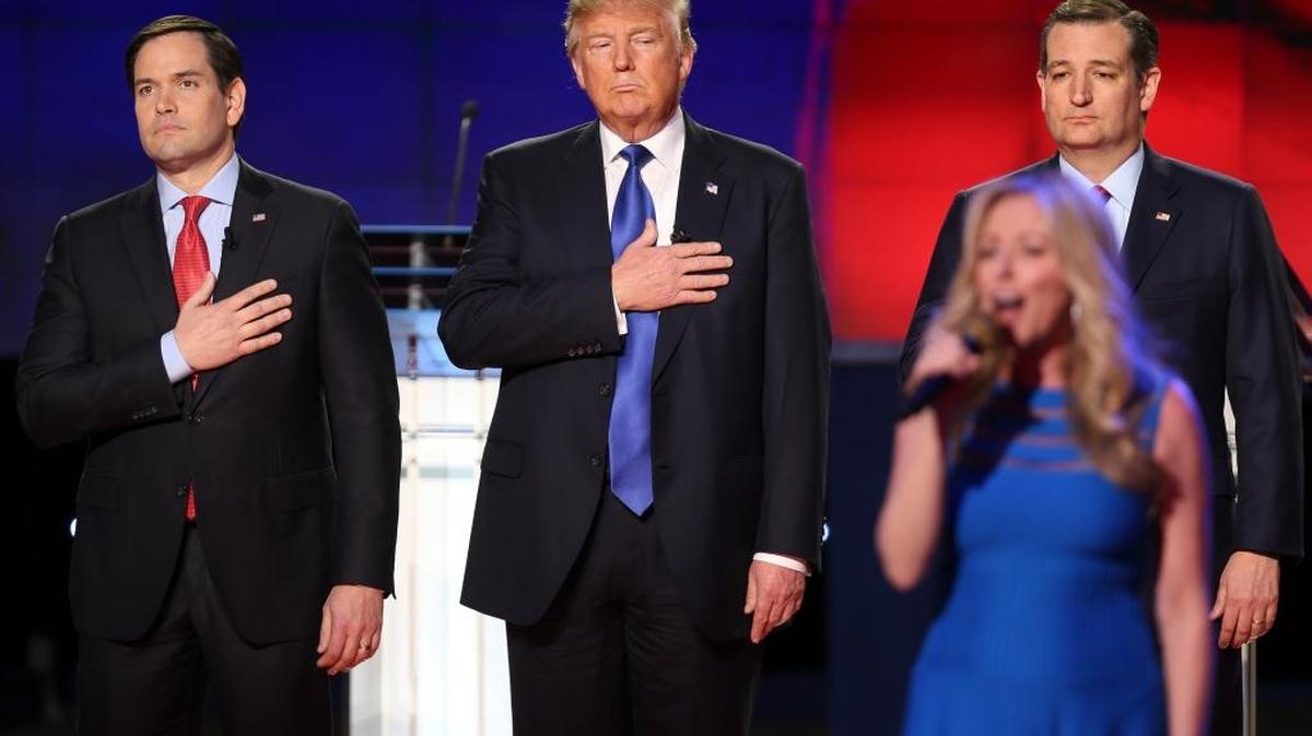 Los candidatos republicanos Marco Rubio (izq.), Donald Trump (centro) y Ted Cruz, escuchan el himno nacional enun debate en la Universidad de Houston, días antes del Super Martes.