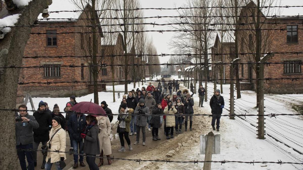 Decenas de visitantes hacen fila para entrar al museo y memorial Auschwitz-Birkenau en Oswiecim, Polonia. Según una encuesta de 2018, dos tercios de los “millennials” no saben qué fue Auschwitz.