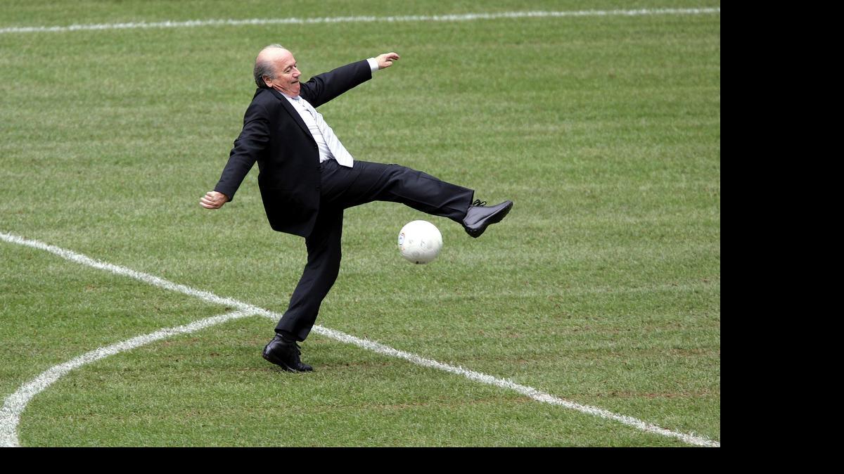 
Al presidente de la FIFA, Sepp Blatter, se le escapa el balón en un evento celebrado en la ciudad alemana de Munich en el 2005. Blatter dijo que renunciará a su cargo.
