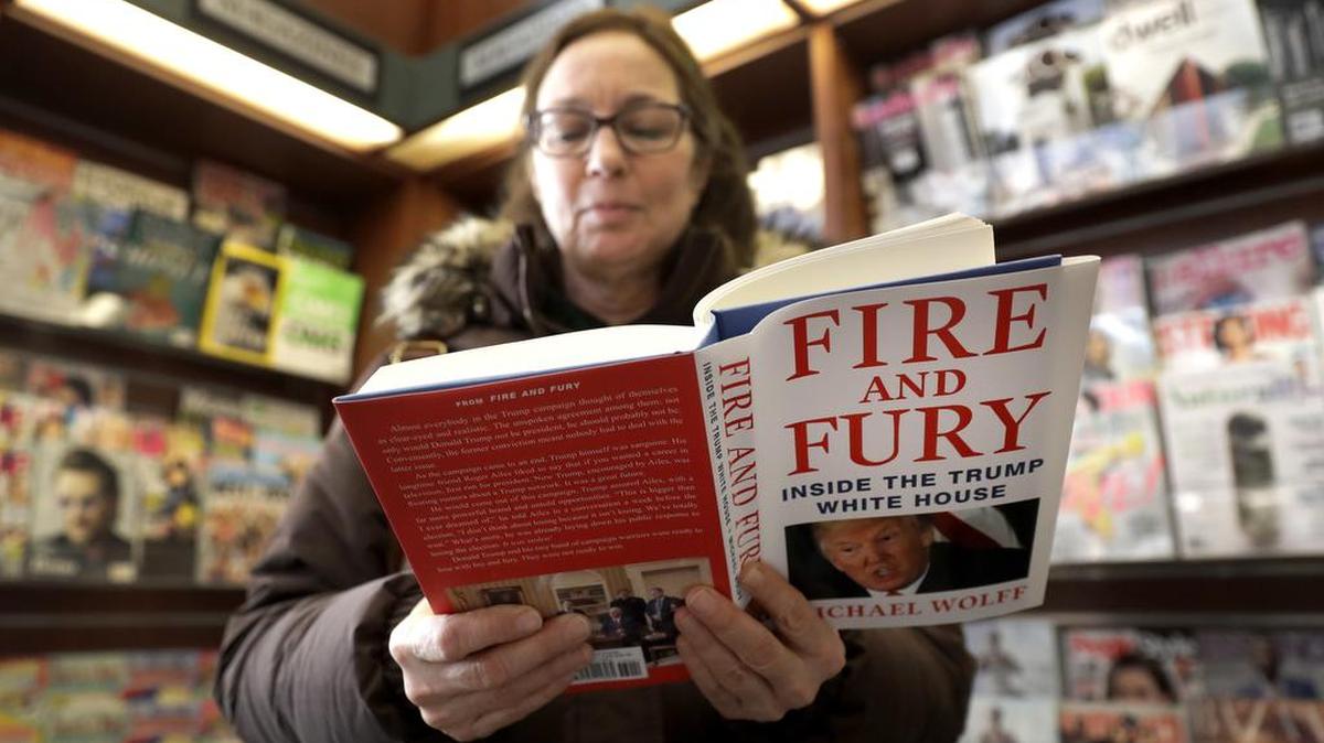 Una mujer lee un ejemplar del libro “Fire and Fury: Inside the Trump White House”, de Michael Wolff, en la librería Barbara's Books en Chicago, el viernes. El libro revela supuestas interioridades de la presidencia de Donald Trump.
