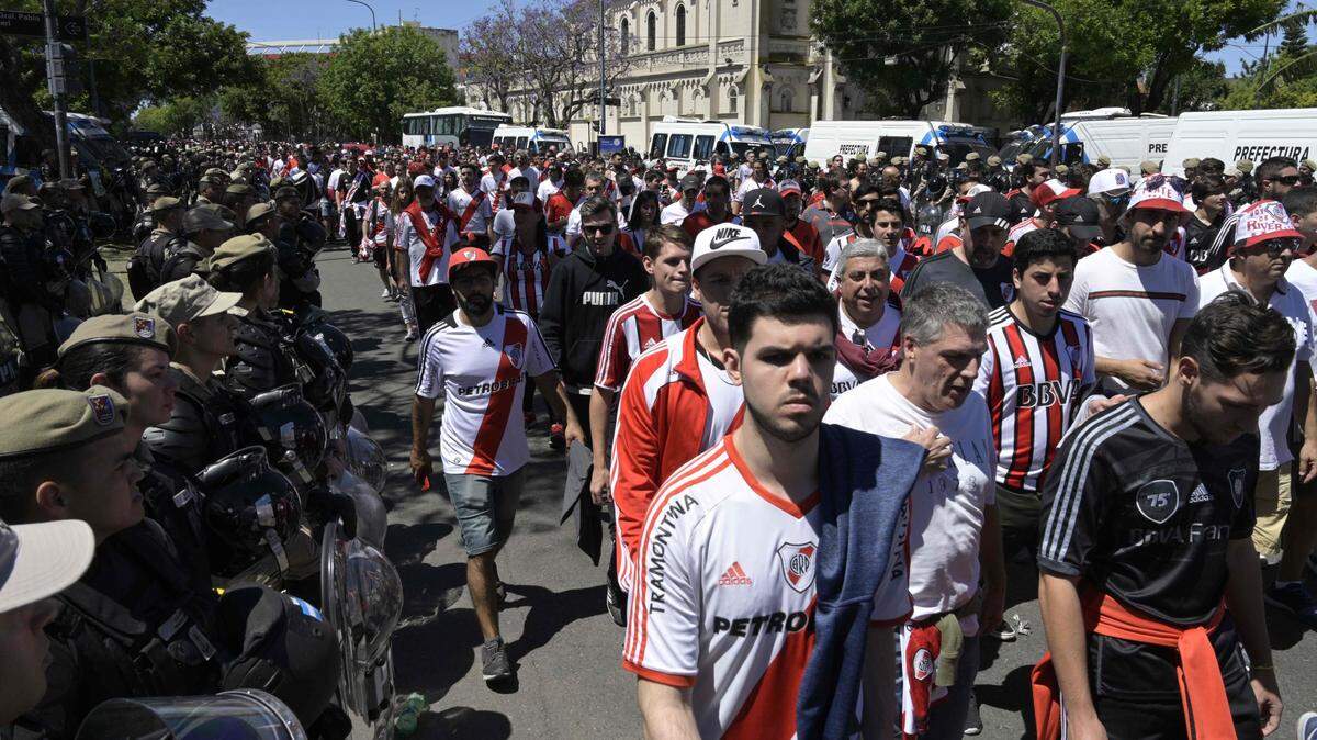 Agentes de seguridad vigilan la llegada de los fanáticos del equipo de fútbol River Plate al Estadio Monumental en Buenos Aires, el 25 de noviembre.