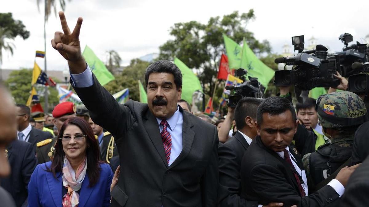 
El presidente de Venezuela, Nicolás Maduro, acompañado por la primera dama, Cilia Flores, llega al palacio presidencial en Quito, el pasado 21 de septiembre, para participar en una reunión sobre la crisis fronteriza con Colombia.

