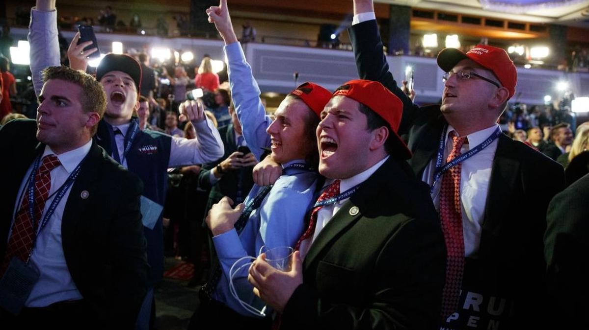 Partidarios de Donald Trump en Nueva York estallan en júbilo al observar la victoria del candidato republicano en una concentración la noche del martes pasado.