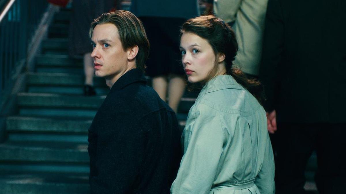 Tom Schilling (izq.) y Paula Beer en una escena de la película alemana “Never Look Away”, nominada al Oscar como mejor película extranjera.