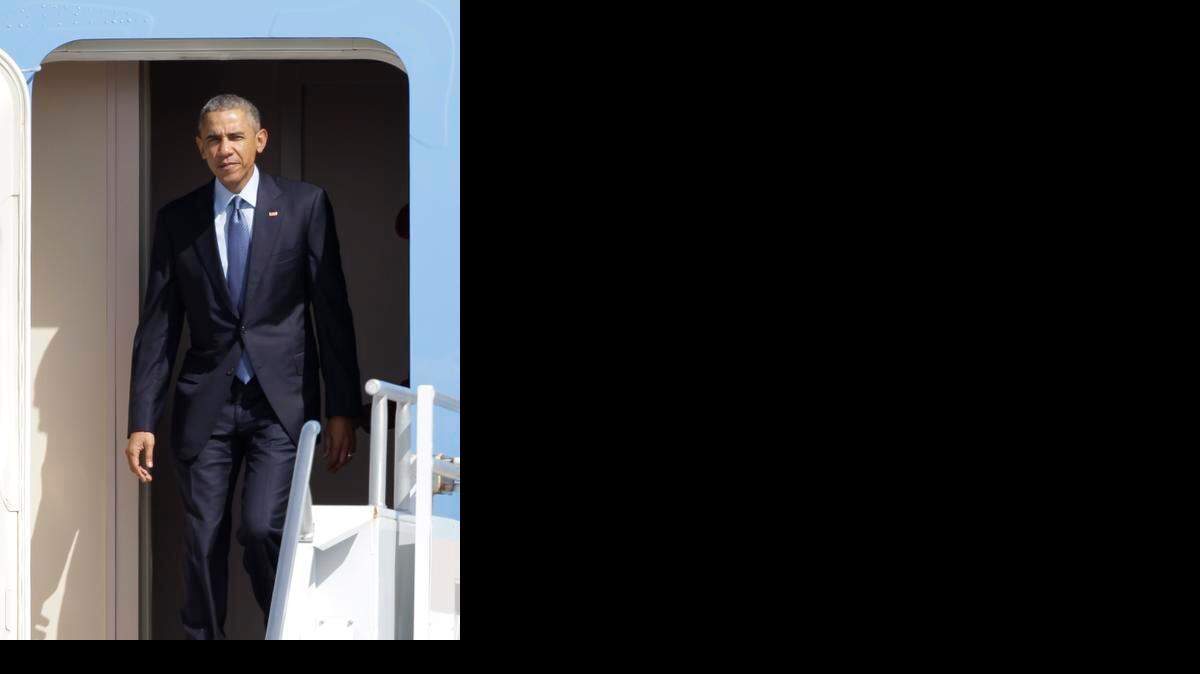
El presidente Barack Obama sale del avión Fuerza Aérea Uno al llegar el miércoles a Miami, donde habló sobre inmigración.
