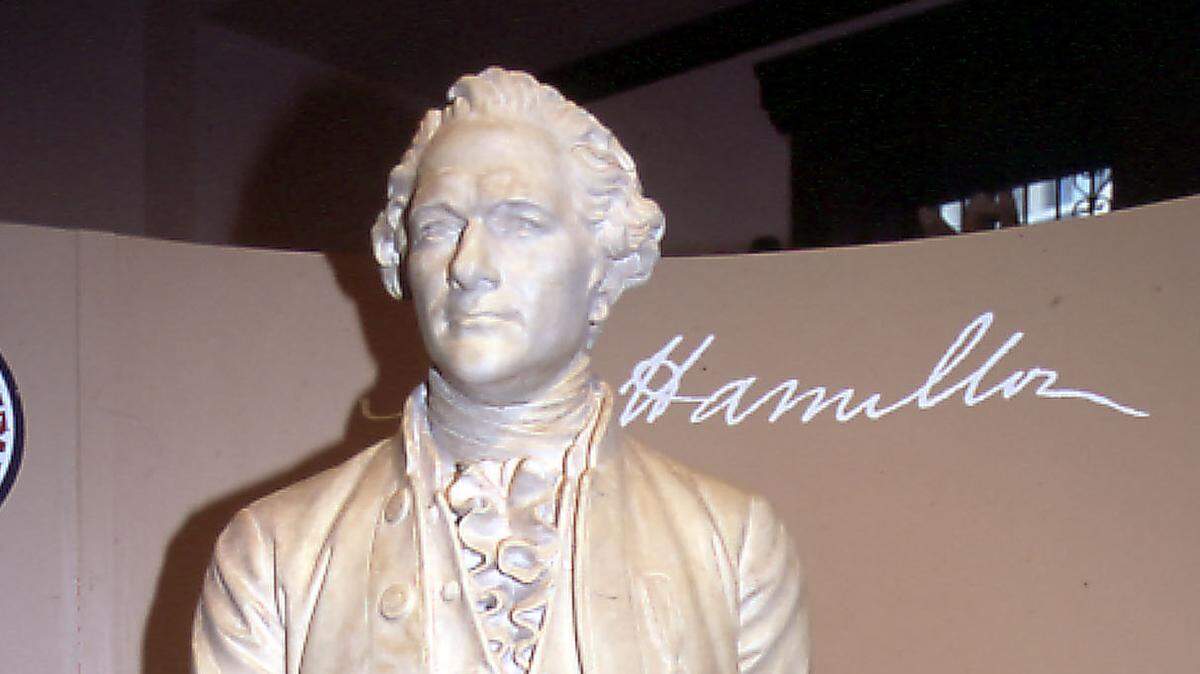 NEW-YORK-TRAVEL-ART-1,037&ADD-TAS TRAVEL ARTS SPOTLIGHT: ALEXANDER HAMILTON, NEW YORKER A life-sized statue of Alexander Hamilton at The Museum of American Financial History was commissioned by one of Hamilton’s sons. (Photo credit: Terese Loeb Kreuzer)