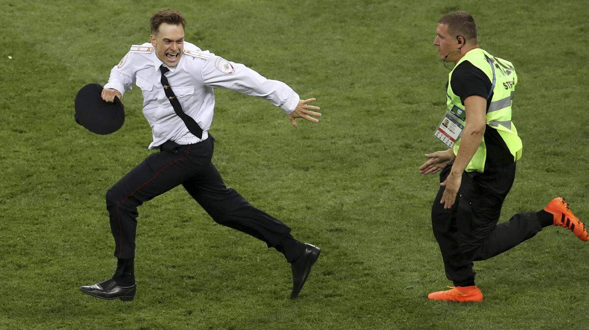 Pyotr Verzilov, activista político y miembro de Pussy Riot, es perseguido por un guardia al invadir una cancha de fútbol el 15 de julio durante el Mundial Rusia 2018. Tras ser detenido, Verzilov fue envenado recientemente y se encuentra en estado crítico.