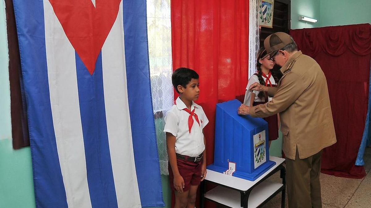 El líder cubano Raúl Castro deposita su voto durante el referendo constitucional, el 24 de febrero, en La Habana.
