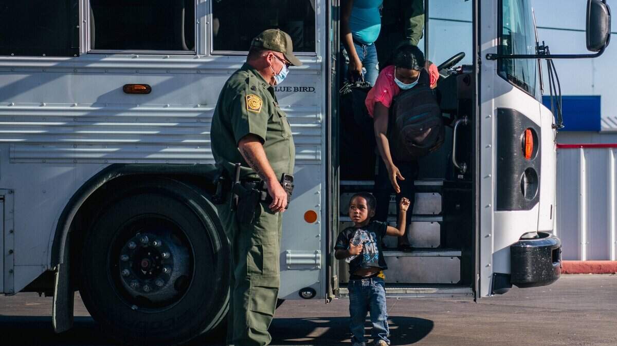 Varios inmigrantes salen de un autobús de la Patrulla Fronteriza y van a ser recibidos por miembros de la Coalición Humanitaria Val Verde, después de cruzar el Río Grande, el 22 de septiembre de 2021 en Del Río, Texas. Miles de inmigrantes, la mayoría de Haití, han cruzado el Río Grande para llegar a Estados Unidos en busca de asilo.
