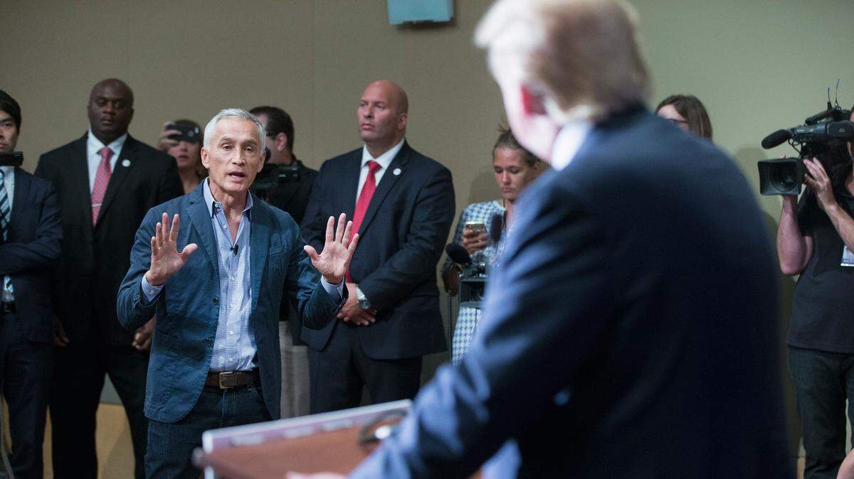 EN 2015, Jorge Ramos le hace una pregunta al candidato presidencial republicano Donald Trump, durante una conferencia de prensa en Iowa. Previamente, Ramos fue sacado del a la fuerza por guardaespaldas de Trump.