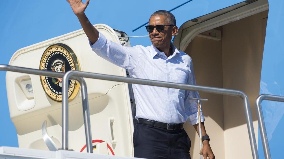 El presidente Barack Obama saluda desde el avión Air Force One al salir del Aeropuerto Internacional Reno-Tahoe en Reno, Nevada, tras pronunciar un discurso en la Cumbre Anual del Lago Tahoe.