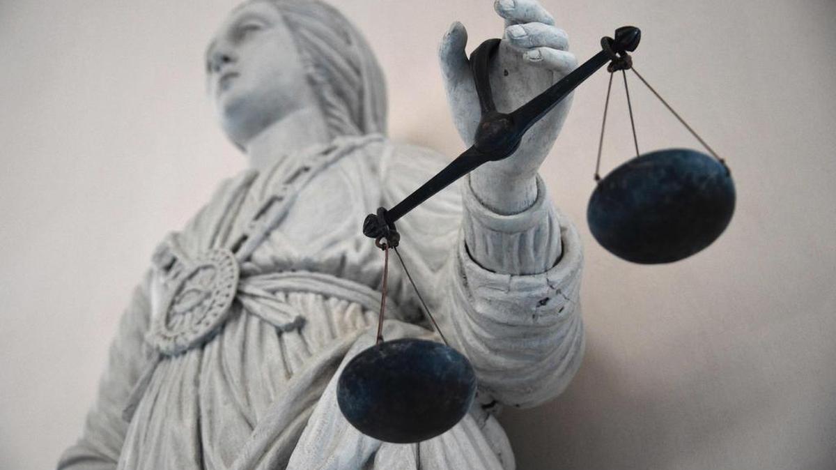 A todos siempre nos llama la atención la figura de la justicia con los ojos vendados y por supuesto que la explicación más lógica es que refleja imparcialidad.