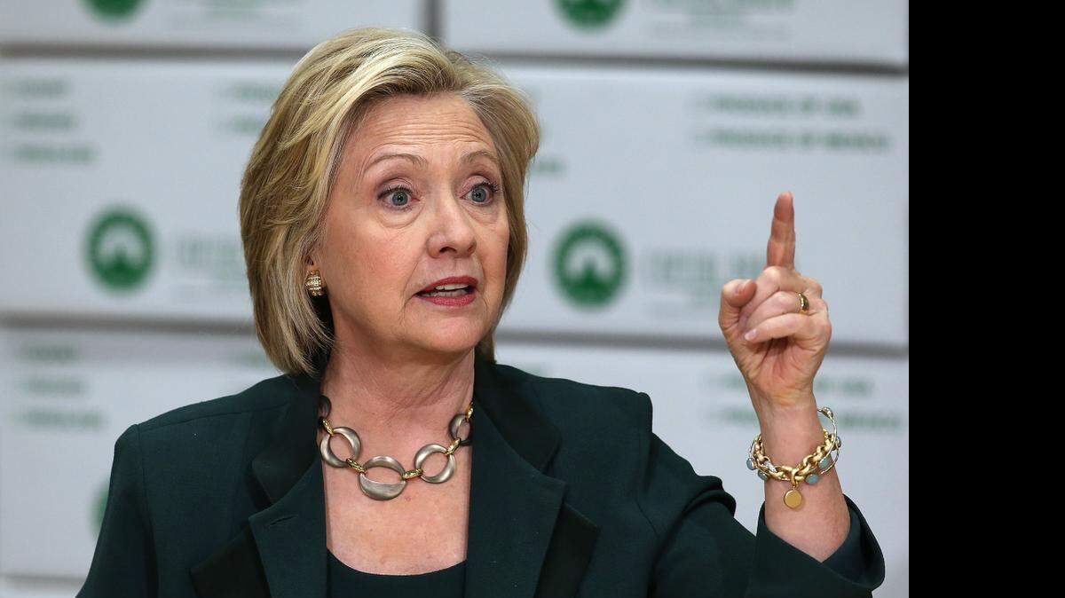 
La aspirante presidencial demócrata Hillary Clinton, ex secretaria de Estado, participa en una mesa redonda con pequeños empresarios en Norwalk, Iowa, el miércoles pasado.
