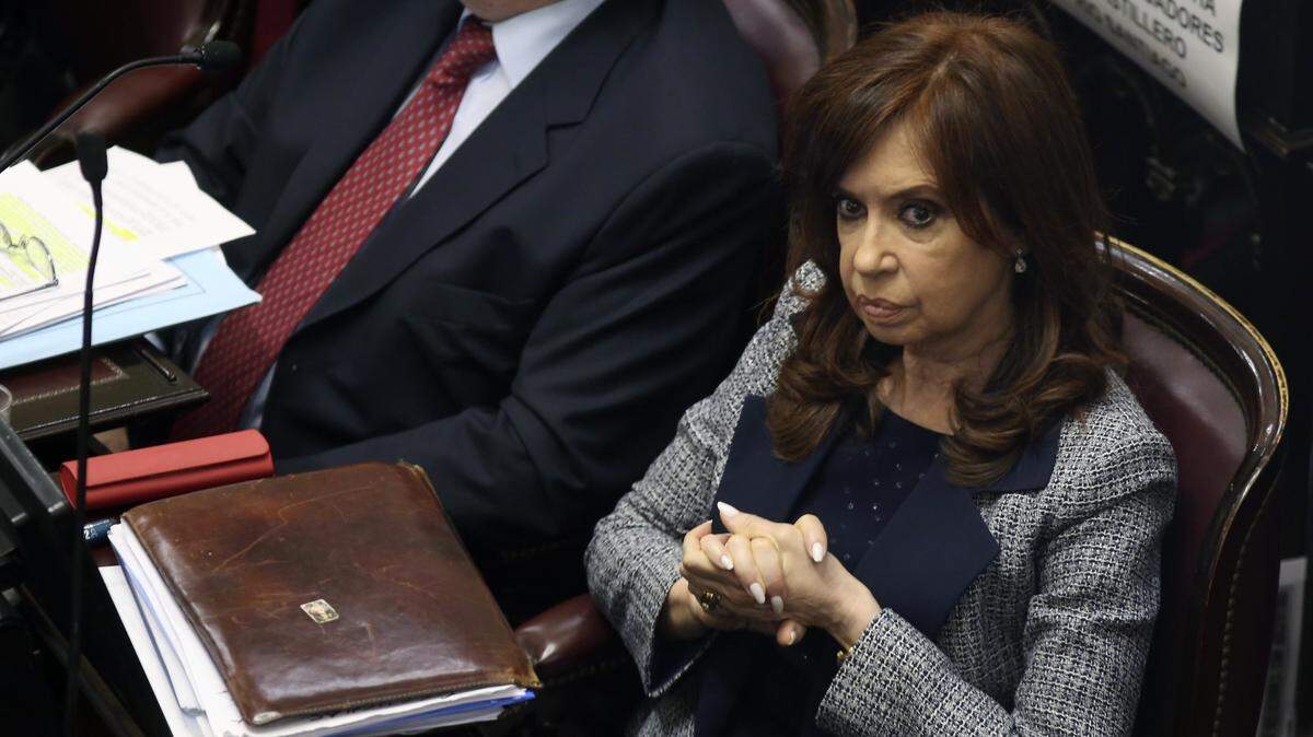 La ex presidenta y actual senadora Cristina Fernández de Kirchner asiste a una sesión del Congreso, el 22 de agosto en Buenos Aires.