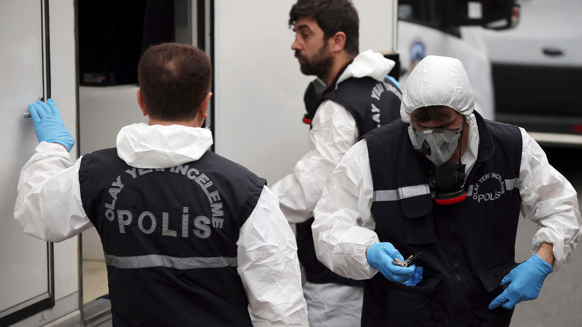 Agentes policiales turcos se preparan el miércoles para entrar a la residencia del cónsul saudí Mohammed al Otaibi en Estambul, para investigar la desaparición del periodista Jamal Khashoggi. Un periódico turco publicó un reportaje en donde alega que Khashoggi fue asesinado dentro del consulado saudí en esta ciudad turca.