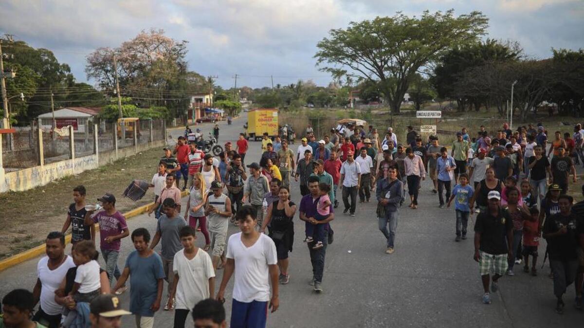 Emigrantes centroamericanos cruzan la localidad de Matías Romero, en México, protestando contra el presidente de EEUU, Donald Trump, y contra el presidente de Honduras, Jua Orlando Hernández, el 3 de abril.