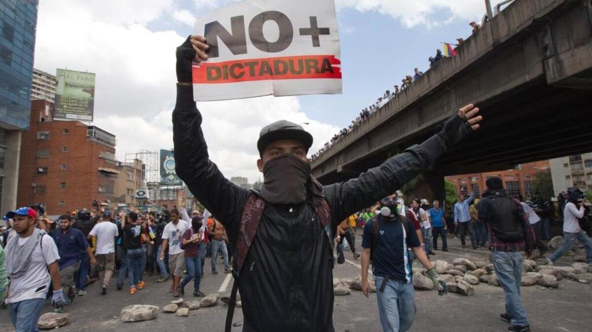 Manifestantes recorren una calle de Caracas durante una protesta contra el gobierno, el jueves pasado.