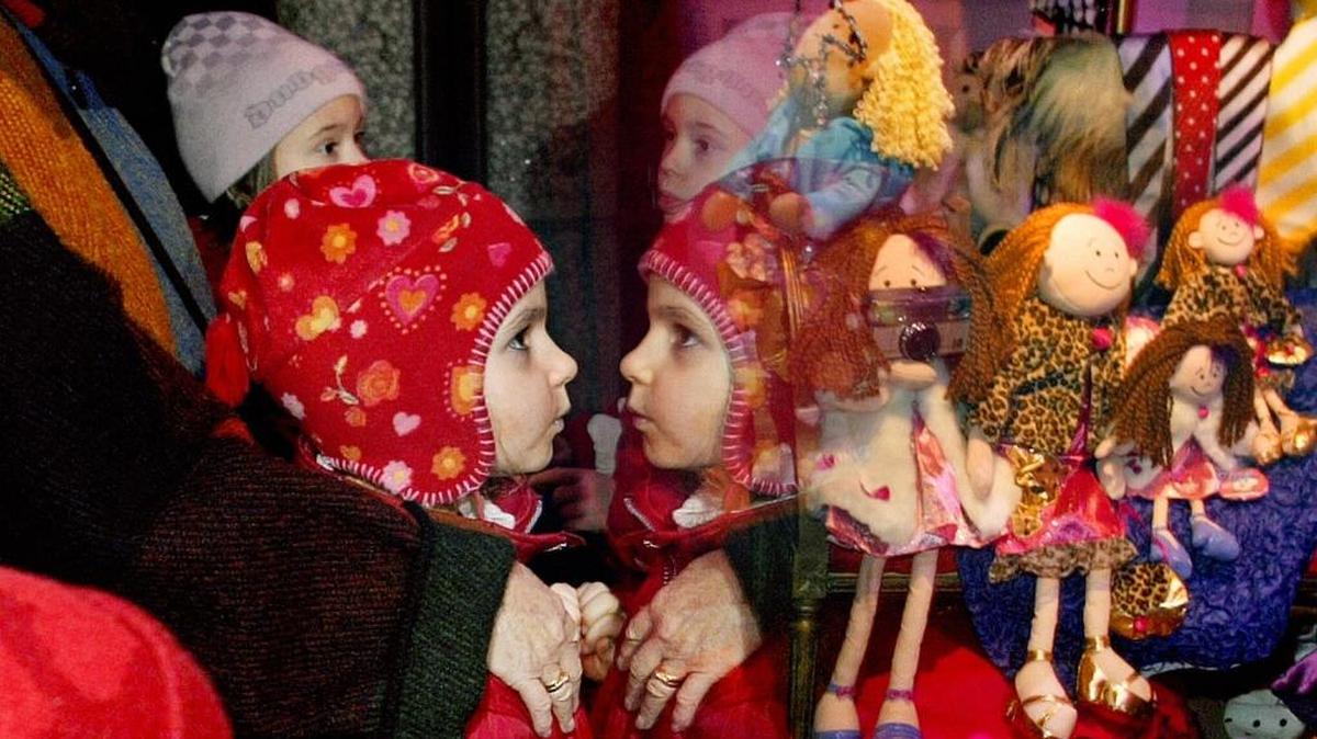 Niños suecos en Estocolmo miran las vidrieras de los comercios decorados para la Navidad.