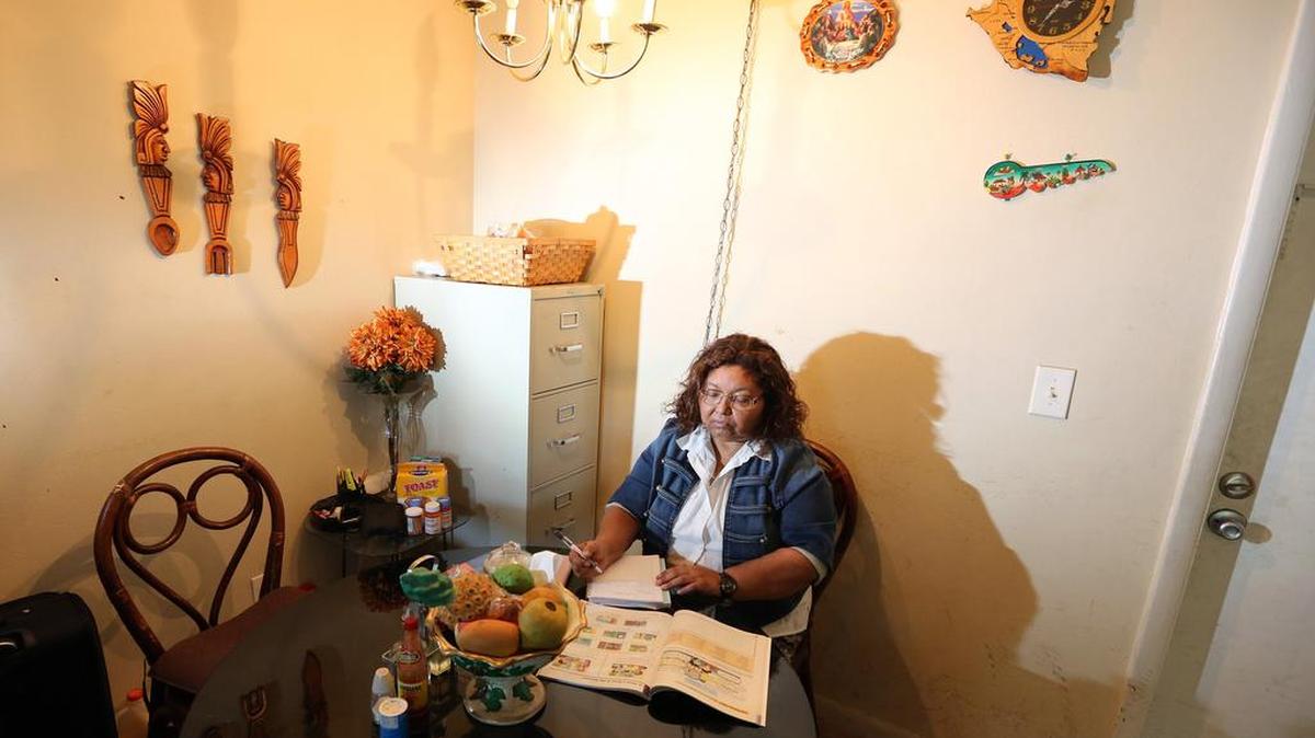 La inmigrante nicaragüense María Elena Hernández estudia inglés en su apartamento de Plantation. Hernández vive en el Sur de la Florida desde hace 19 años, al amparo del programa TPS. El gobierno de Donald Trump anunció el fin de ese programa, y el permiso de estancia legal de Hernández se vence en enero del 2019.