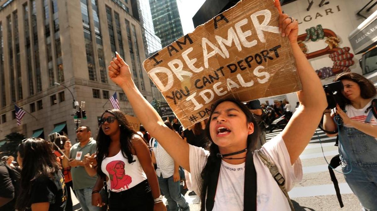 Dreamers, inmigrantes indocumentados que entraron en Estados Unidos cuando eran niños pequeños, protestan en Nueva York contra las medidas del presidente Trump en materia de inmigración, el pasado 5 de septiembre.