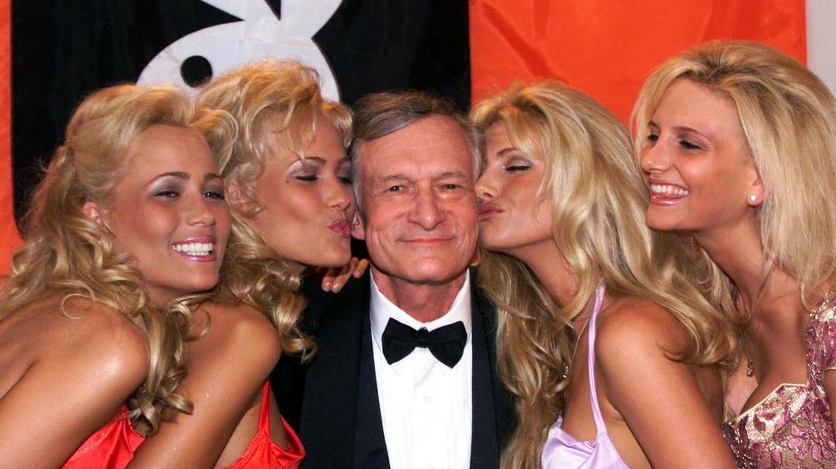 Hugh Hefner, fundador y director de Playboy, posa con cuatro ‘conejitas’ en el Festival de Cine de Cannes, en Francia, en mayo de 1999. Hefner falleció el 27 de septiembre de causas naturales.