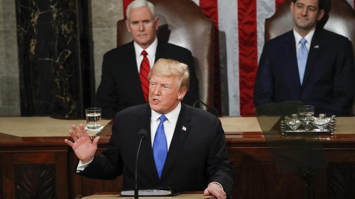 El presidente Donald Trump pronuncia su discurso del Estado de la Unión en el Congreso, el 30 de enero. Detrás, el vicepresidente Mike Pence (izq.) y el presidente de la Cámara de Representantes, Paul Ryan.