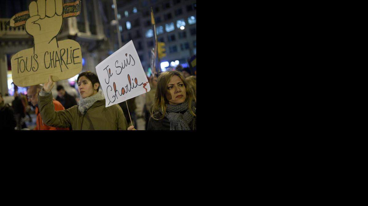 
Manifestantes alzan lápices y carteles que dicen Je Suis Charlie (Yo soy Charlie) frente al consulado de Francia en Barcelona, el viernes pasado.
