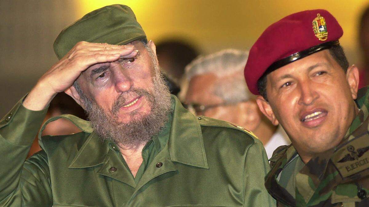 Fidel Castro y Hugo Chávez durante un encuentro el 28 de octubre del 2000, en Barquisimeto, Venezuela.