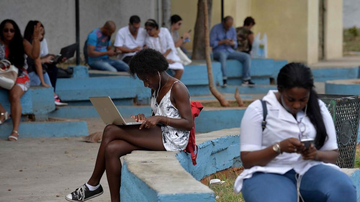 Foto de archivo de personas conectadas a internet en un parque público de La Habana.