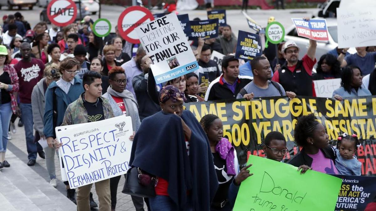 Manifestantes marchan el pasado 17 de enero en Miami para apoyar la Ley de Acción Diferida para los Llegados en la Infancia (DACA) y el Estatus de Protección Temporal (TPS) para inmigrantes.