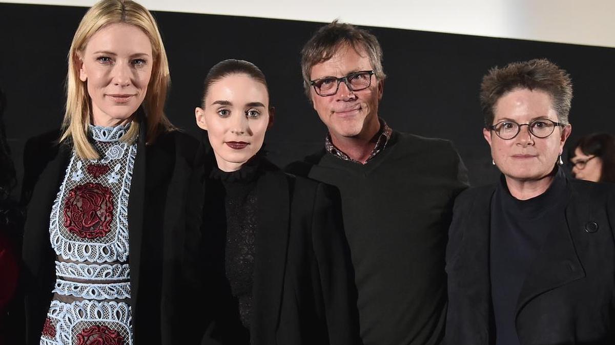 Las actrices (desde la izq.) Cate Blanchett y Rooney Mara, el director Todd Haynes y la guonista Phyllis Nagy asisten a la proyección de la película Carol en el Teatro Egipcio, en Hollywood, el 7 de enero.