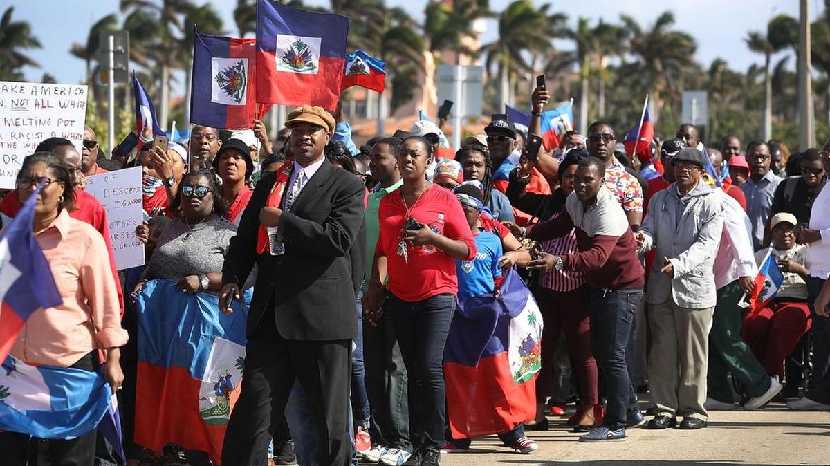Manifestantes que protestan contra las presuntas palabras del presidente Donald Trump sobre Haití y otros países pasa cerca de Mar-a-Lago, la propiedad de Trump en West Palm Beach, el 15 de enero.